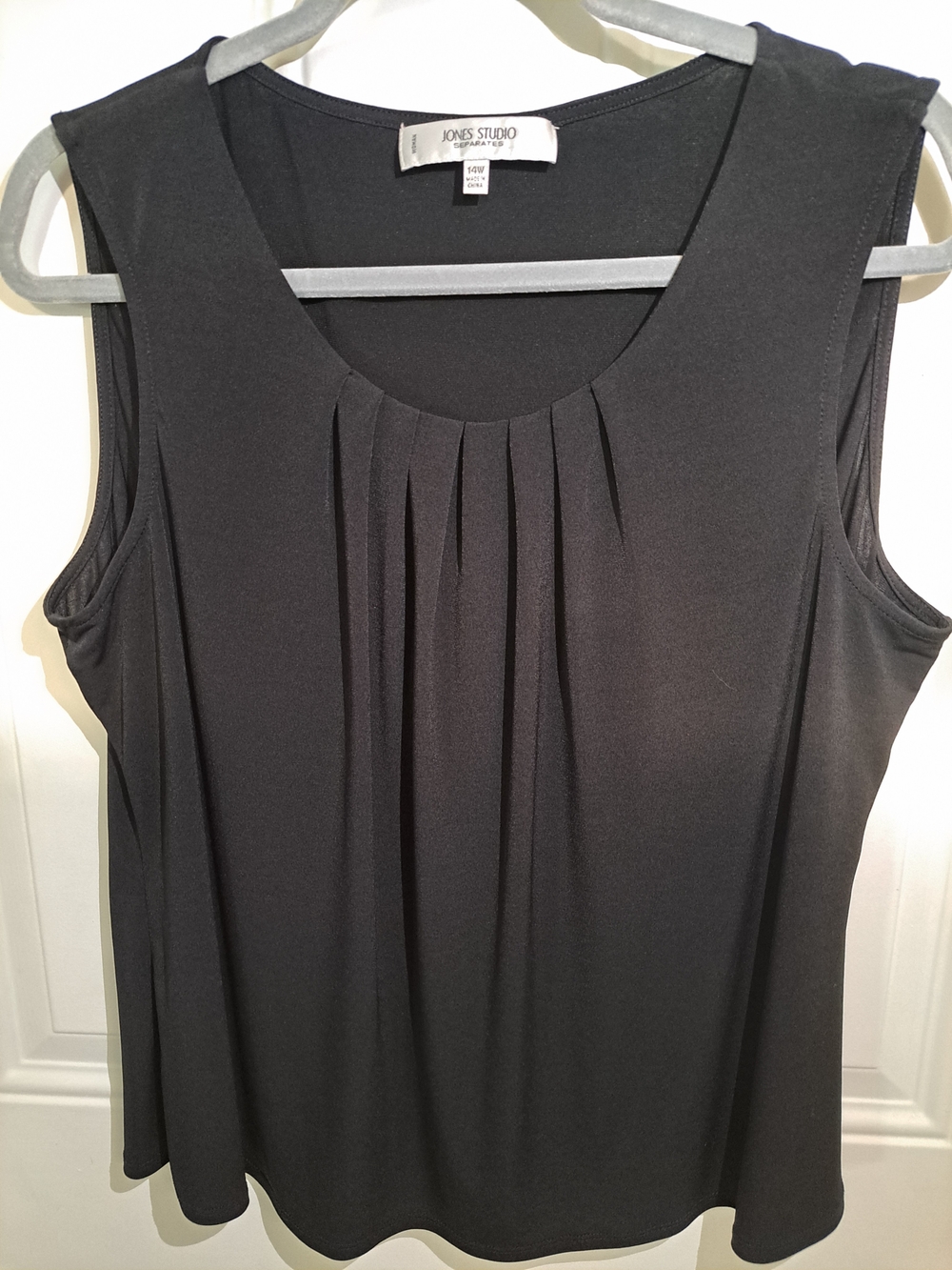 Jones Studio Black Pleated Scoop Neck Sleeveless Top